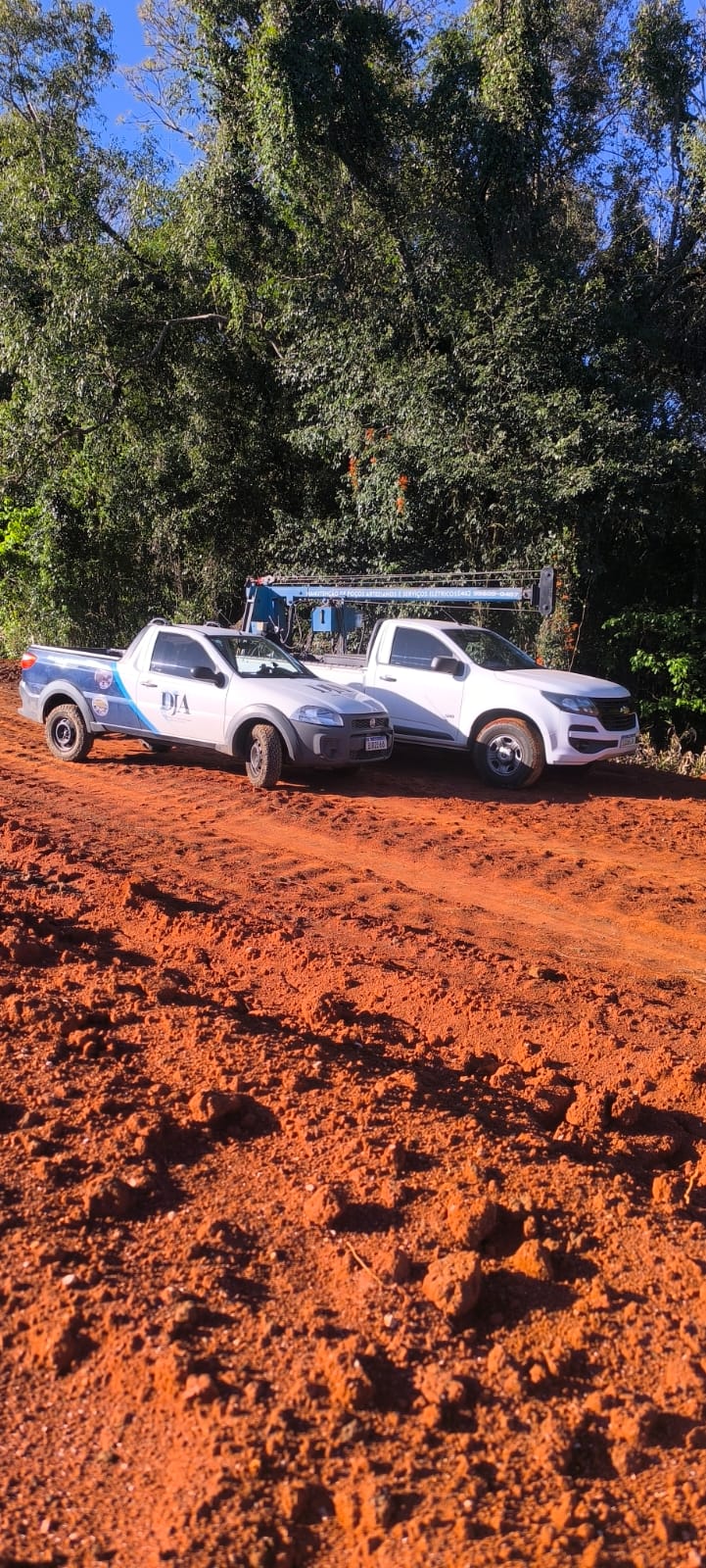 Frota da DJA em estrada de terra a caminho do serviço