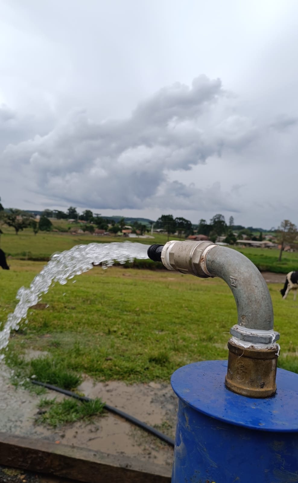 Água jorrando forte do poço depois da manutenção