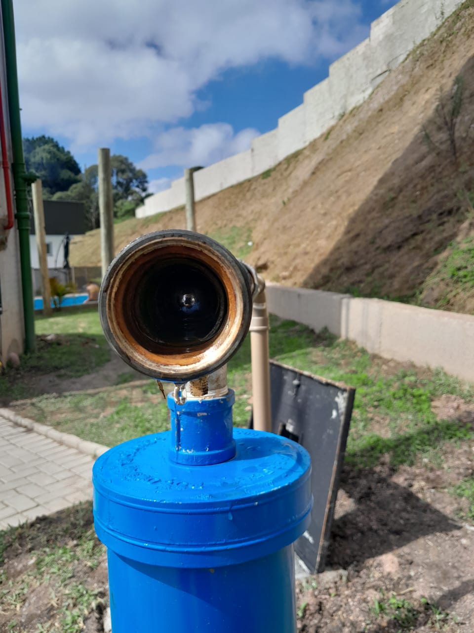 Boca do poço artesiano finalizada e protegida