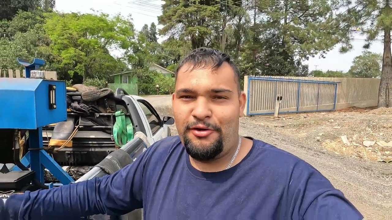 Equipe da DJA ao lado do caminhão com guincho, em atendimento
